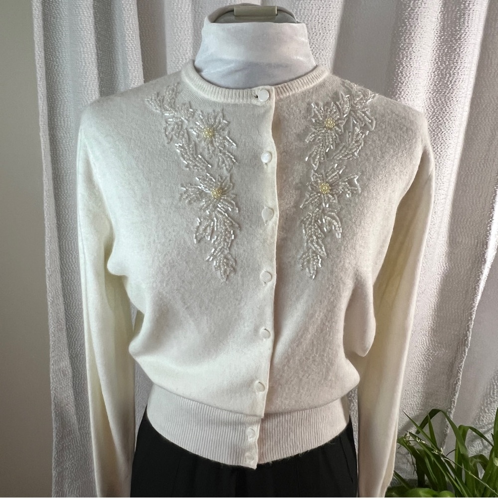 Vintage cardigan Beaded flowers white cuffed wrist acrylic sz M L 1950s 1960s